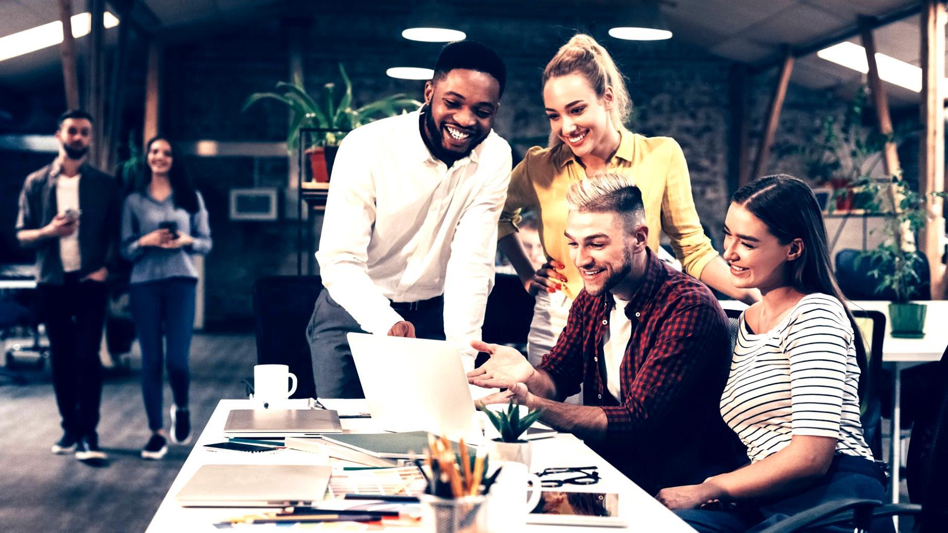 Sesión práctica de presupuesto familiar con estudiantes trabajando en escenarios reales