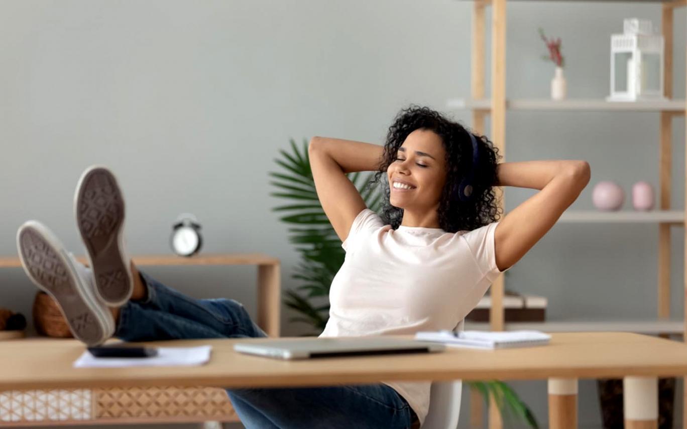 Estudiantes participando en seminario de presupuesto familiar en línea