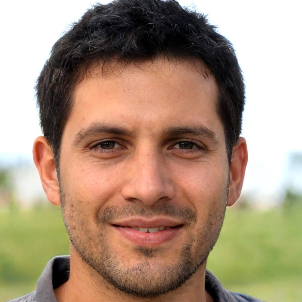 Retrato de participante satisfecho compartiendo su experiencia