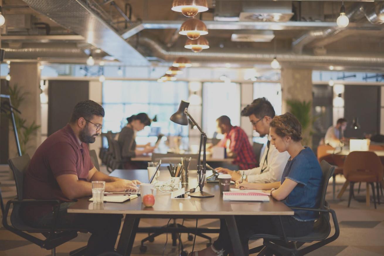 Sesión de mentoría individual sobre estrategias de ahorro